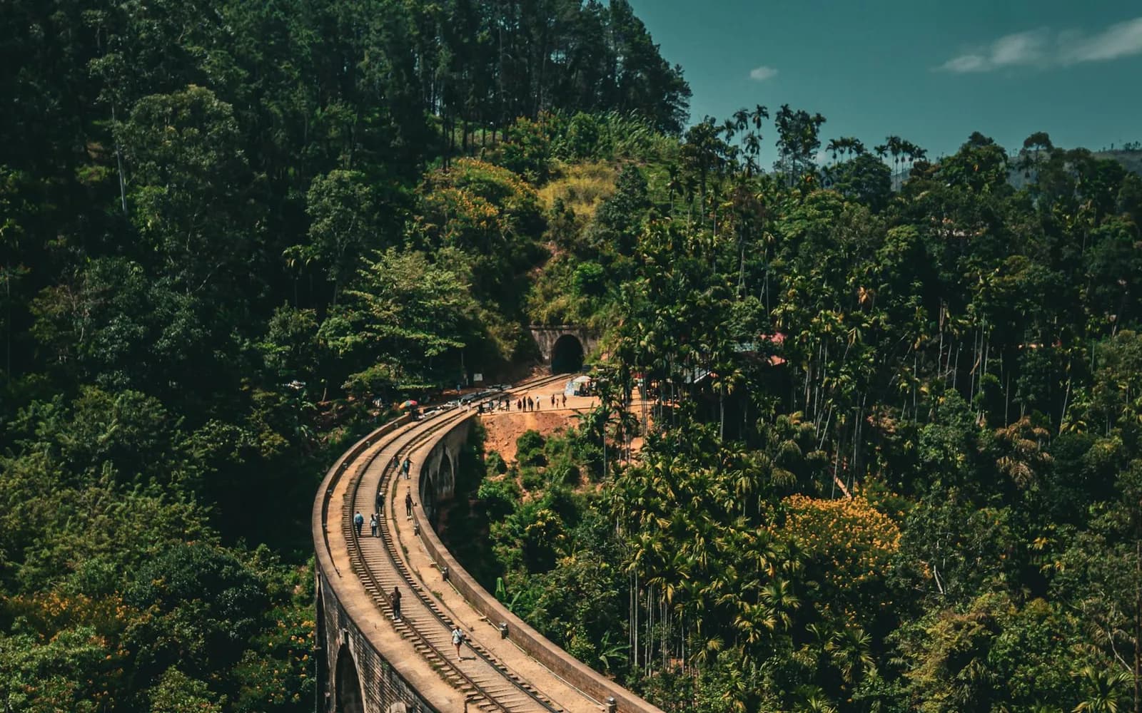 Nine Arch Bridge in Ella with lush hills for a nine day culture and tea route